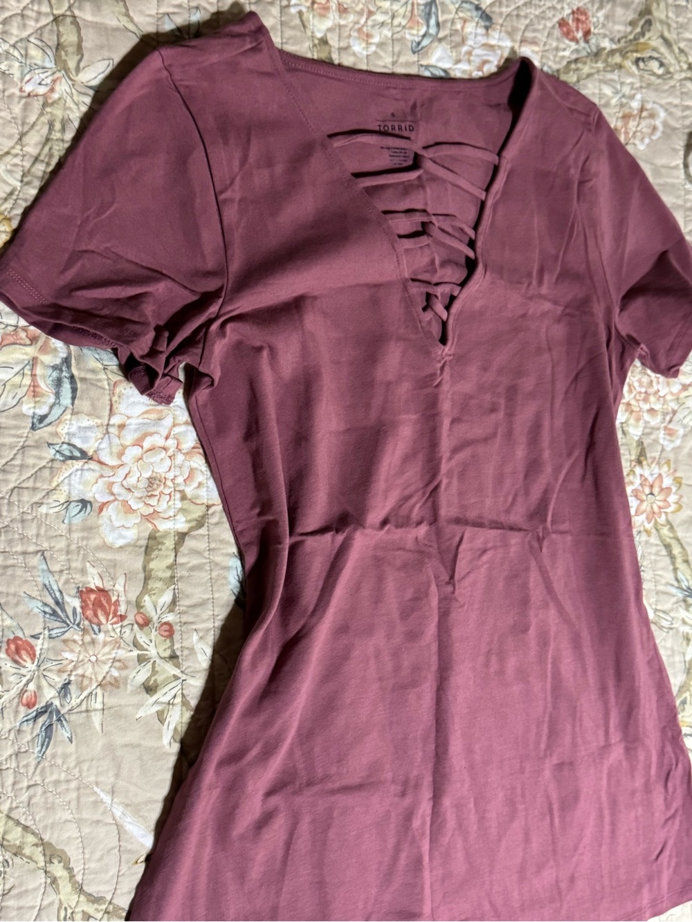 torrid dusty mauve lace-up V-neck short sleeve tee